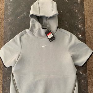 Nike Therma wear short sleeve travel hoodie size L